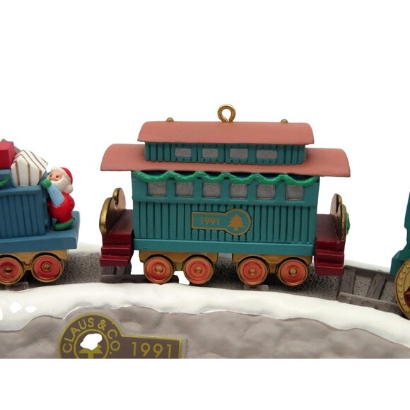 Hallmark Claus & Co Railroad Collection 4 Train Cars And Trestle Display Stand - Picture 5 of 8